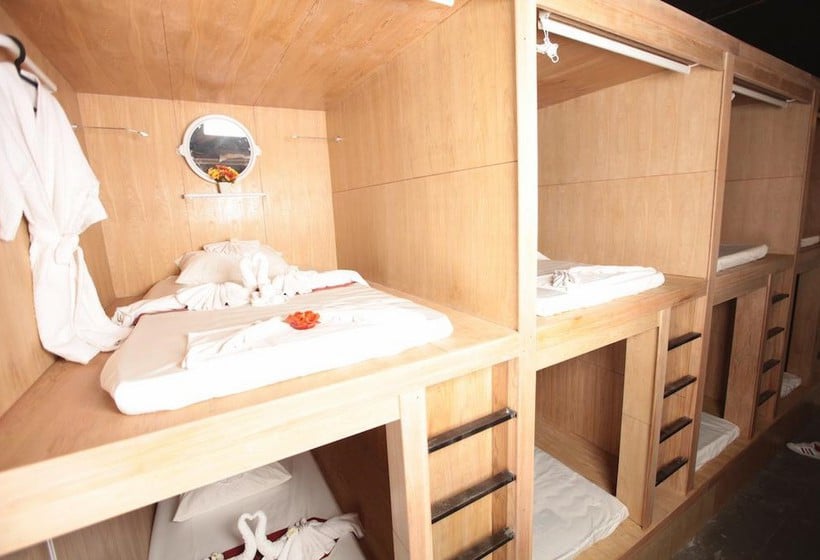 Hotel Càpsula WhyNot Backpackers