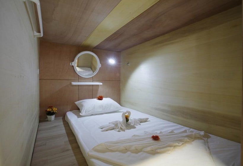 Hotel Càpsula WhyNot Backpackers