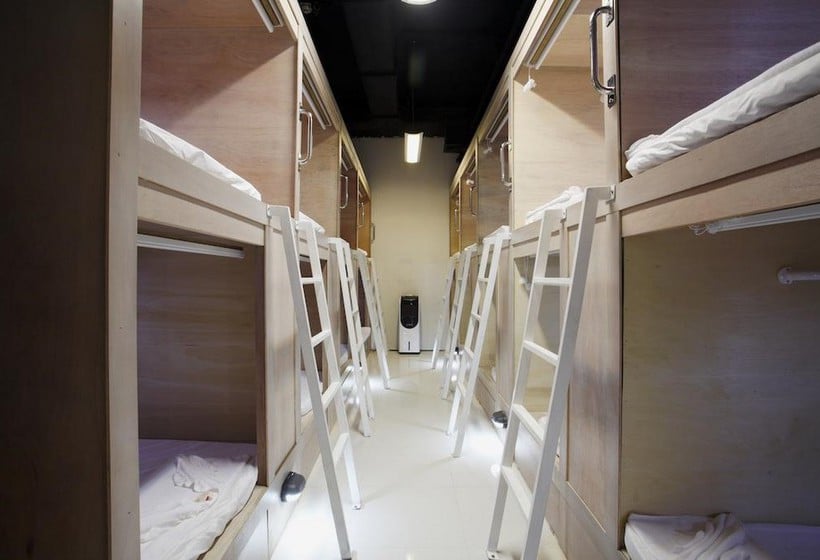 Hotel Càpsula WhyNot Backpackers