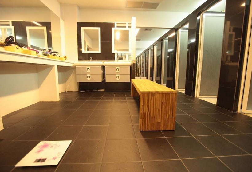 Hotel Càpsula WhyNot Backpackers