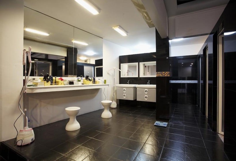 Hotel Càpsula WhyNot Backpackers