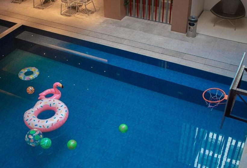 Отель Valentinos