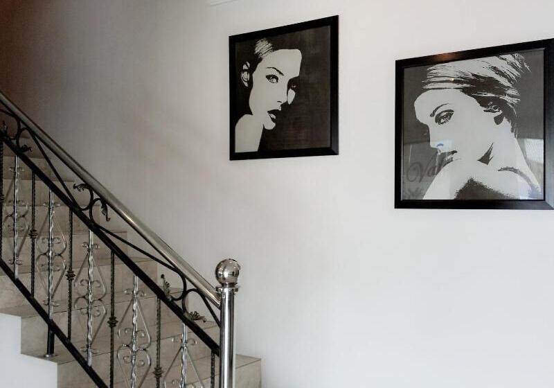 Отель Valentinos