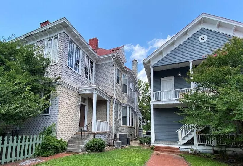 مبيت وإفطار The Queen Anne Inn