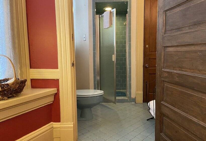 مبيت وإفطار The Queen Anne Inn