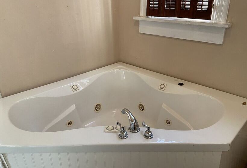 مبيت وإفطار The Queen Anne Inn