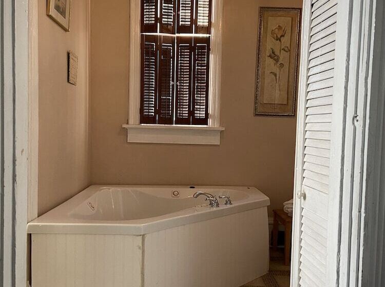 مبيت وإفطار The Queen Anne Inn