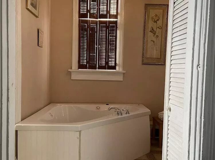 مبيت وإفطار The Queen Anne Inn