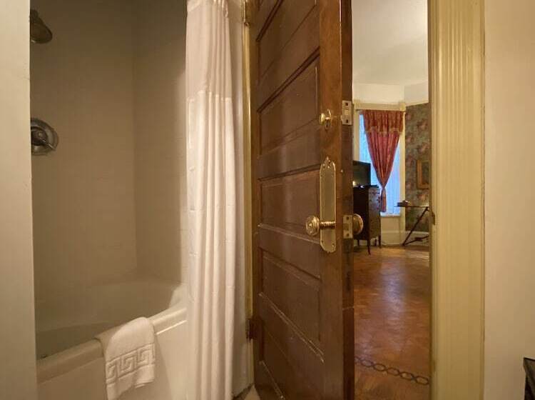 مبيت وإفطار The Queen Anne Inn