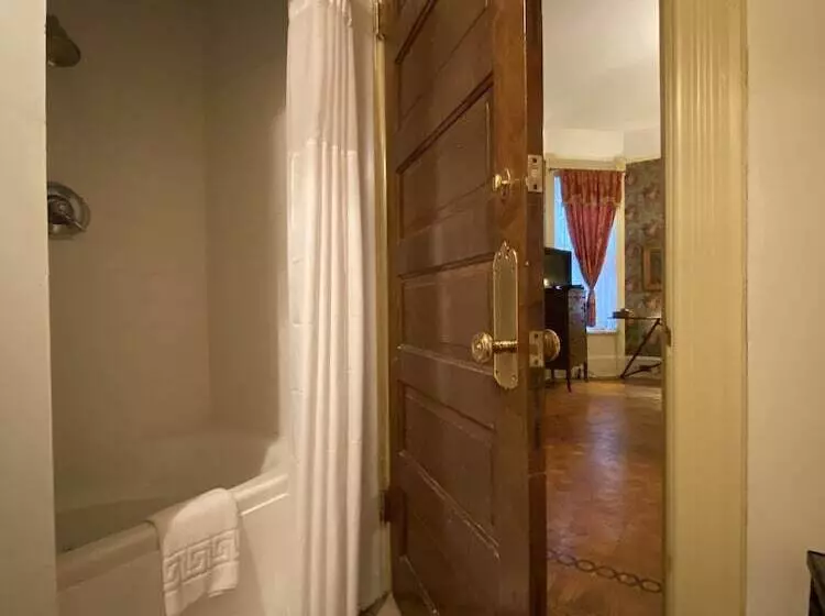 مبيت وإفطار The Queen Anne Inn