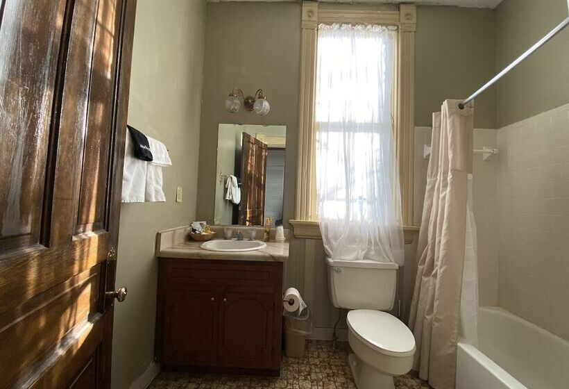 مبيت وإفطار The Queen Anne Inn