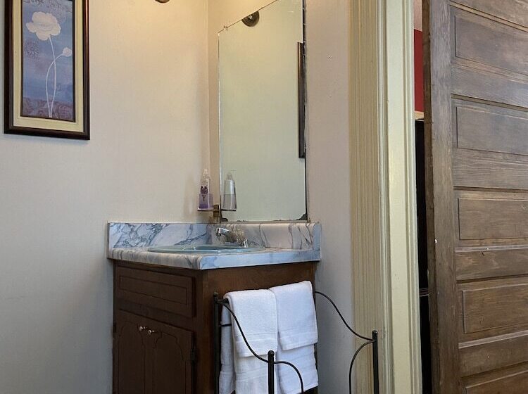 مبيت وإفطار The Queen Anne Inn