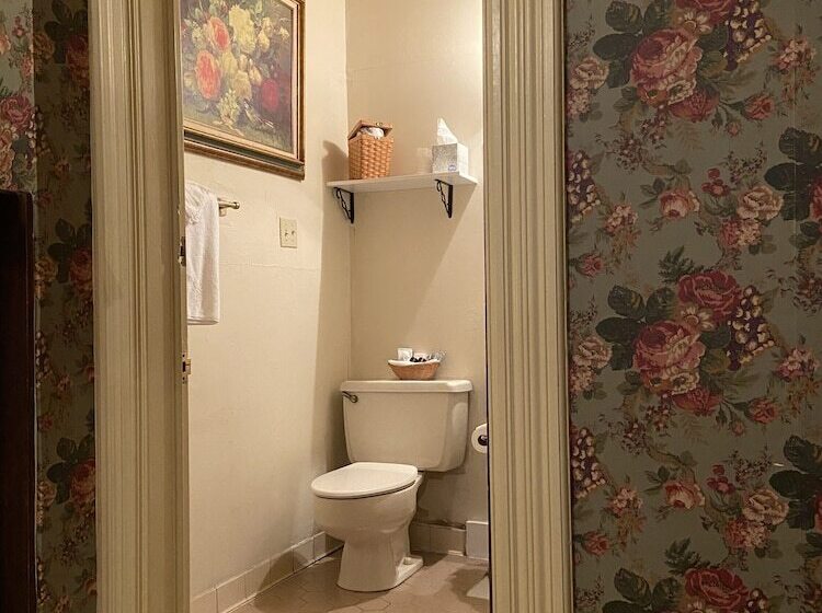 مبيت وإفطار The Queen Anne Inn