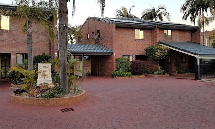 Cleveland Visitor Villas Motel