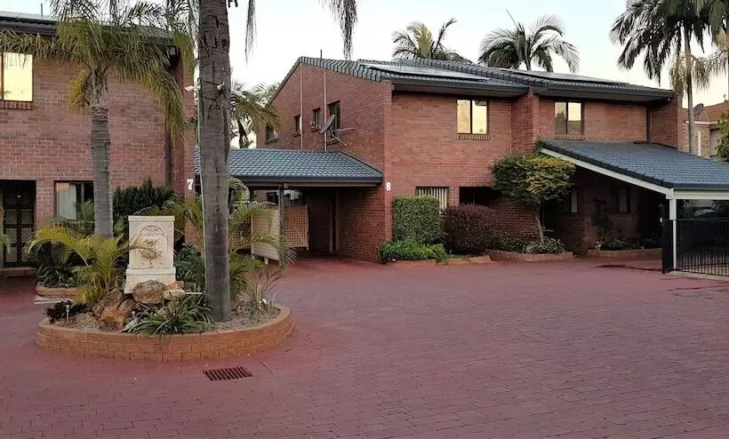 Cleveland Visitor Villas Motel