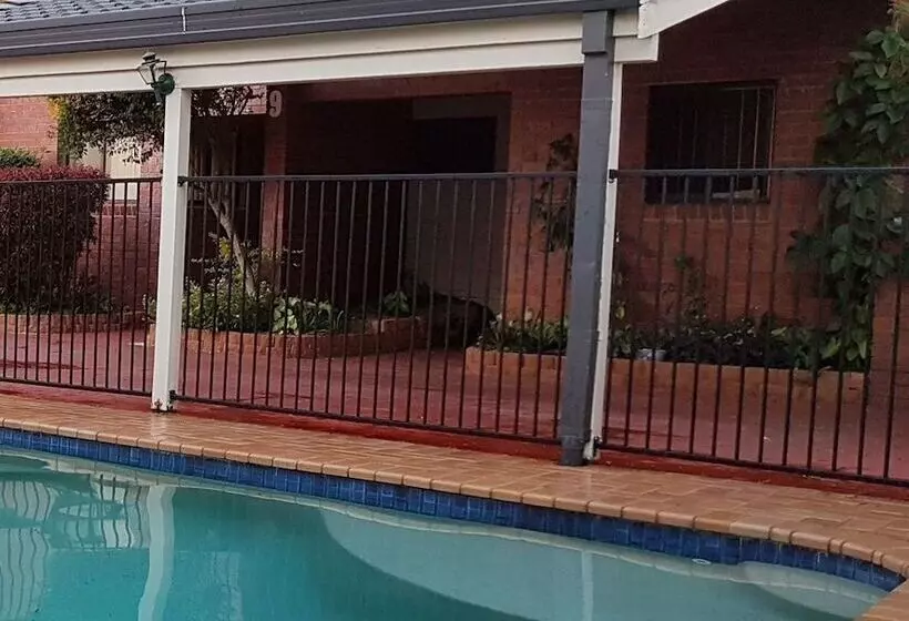 Cleveland Visitor Villas Motel