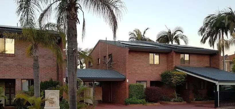 Cleveland Visitor Villas Motel