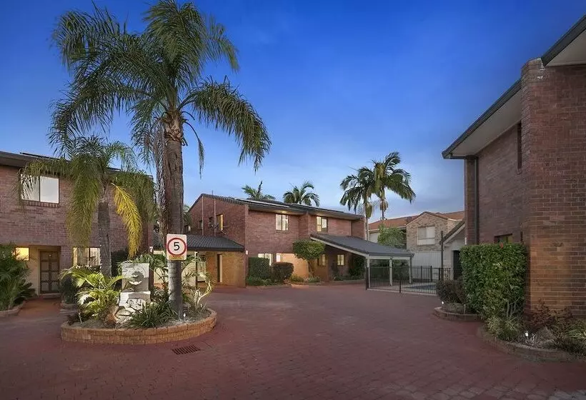 Cleveland Visitor Villas Motel