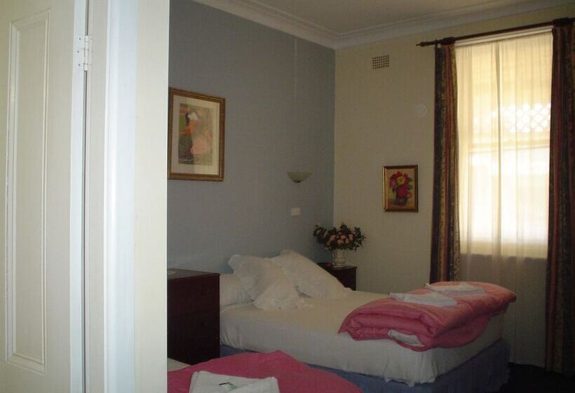 Отель The Old Vic Inn