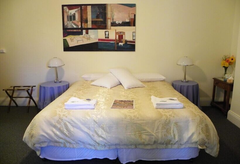 Отель The Old Vic Inn