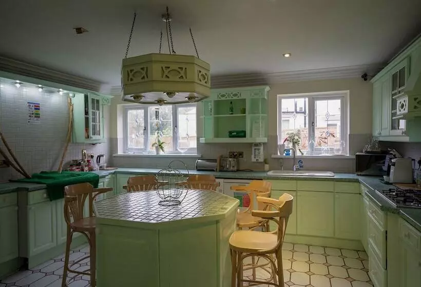 بنسيون Oakcroft Guesthouse Manchester Airport