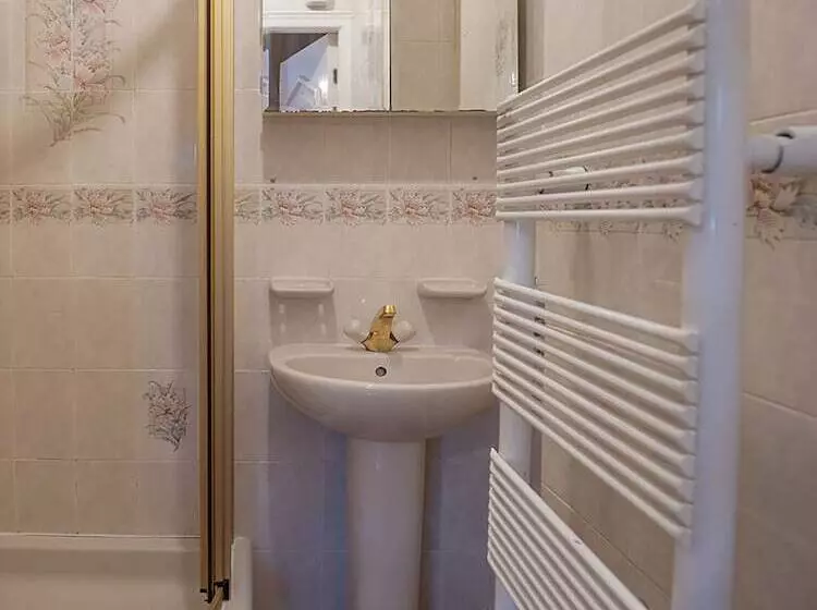 بنسيون Oakcroft Guesthouse Manchester Airport