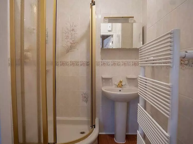 بنسيون Oakcroft Guesthouse Manchester Airport