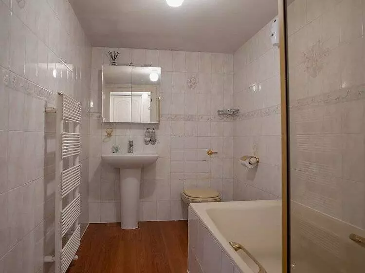 بنسيون Oakcroft Guesthouse Manchester Airport