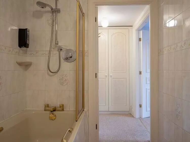 بنسيون Oakcroft Guesthouse Manchester Airport