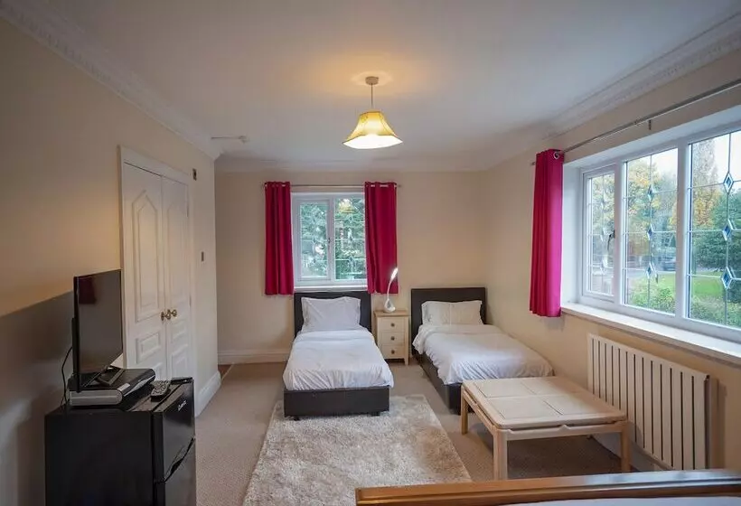 بنسيون Oakcroft Guesthouse Manchester Airport