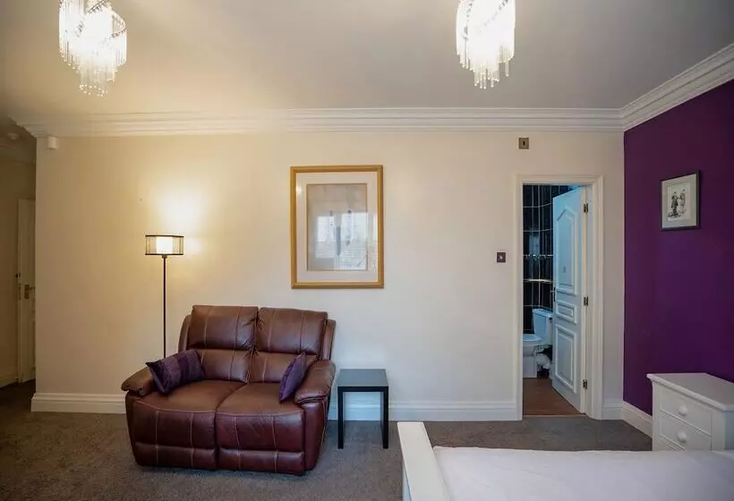 بنسيون Oakcroft Guesthouse Manchester Airport