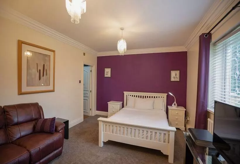 بنسيون Oakcroft Guesthouse Manchester Airport