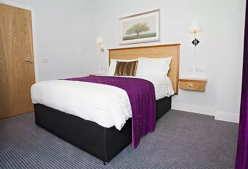 Royal Athenaeum Suites