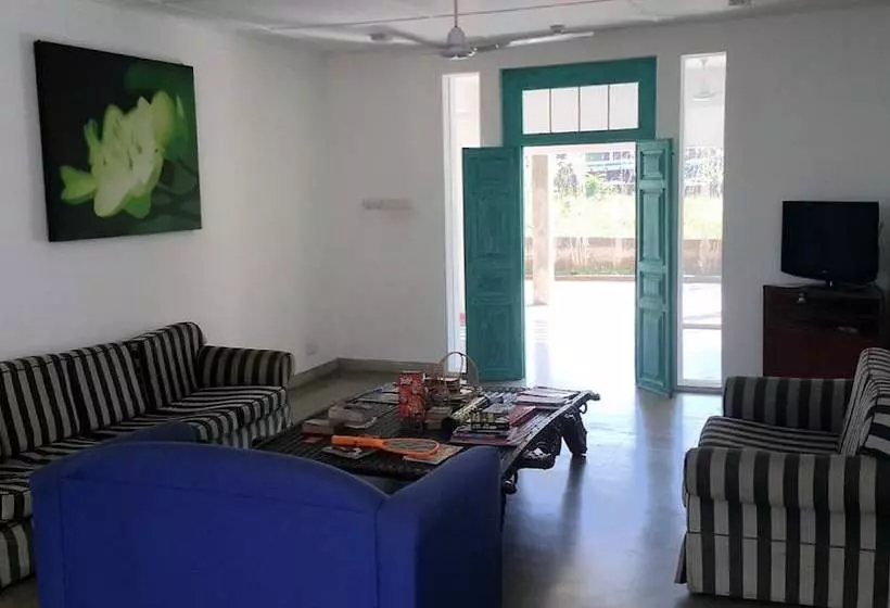 Hangover Hostels Seeduwa