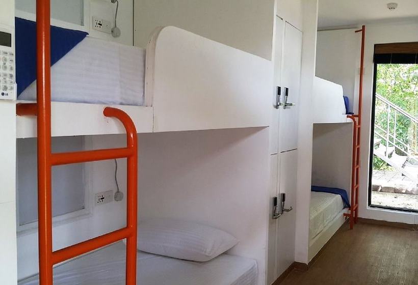 Hangover Hostels Seeduwa