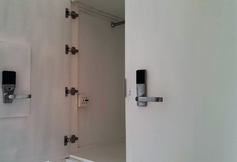 Hangover Hostels Seeduwa