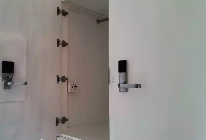 Hangover Hostels Seeduwa