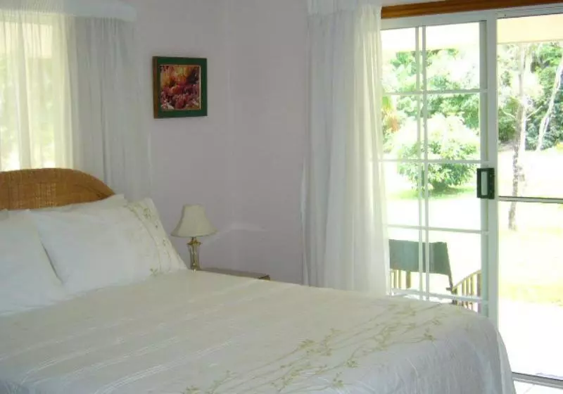 Отель A Tropical Escape Bed & Breakfast