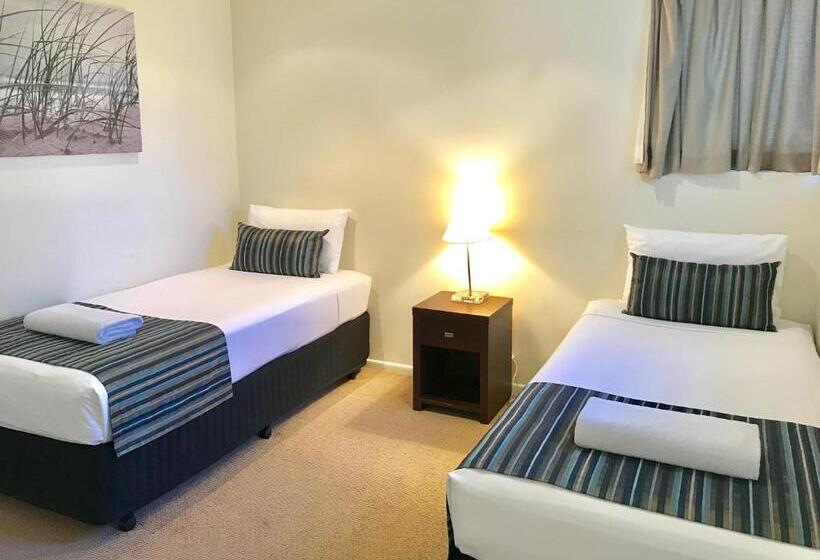 Отель Noosa Boutique Apartments & Elkhorn Villas