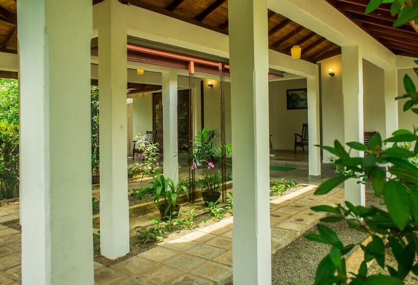 فندق Sakura Villa Bentota