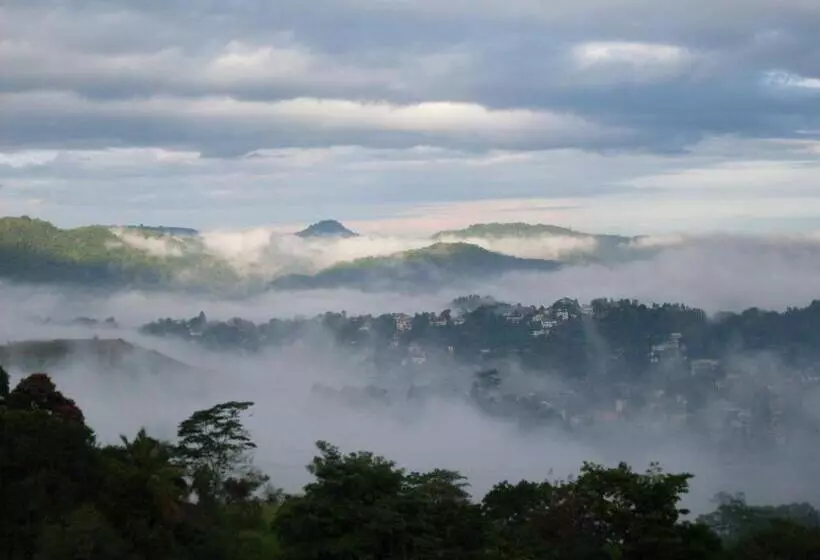 בית מלון כפרי The Theva Residency