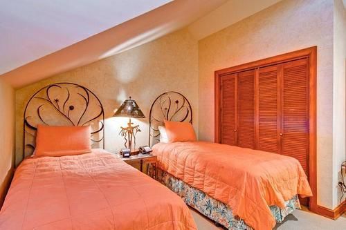 Отель Village Ford Hall