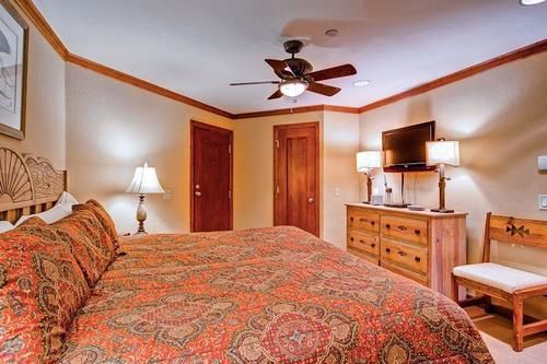 Отель Village Ford Hall