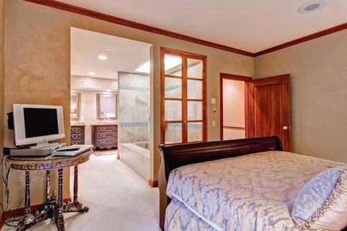 Отель Village Ford Hall