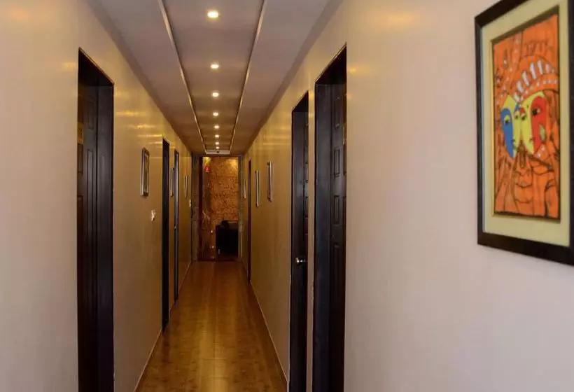 ホテル Travelers Lodge