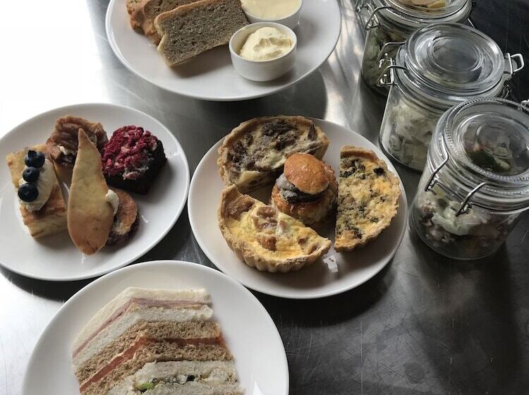 Пансион Victoria Square & The Orangery