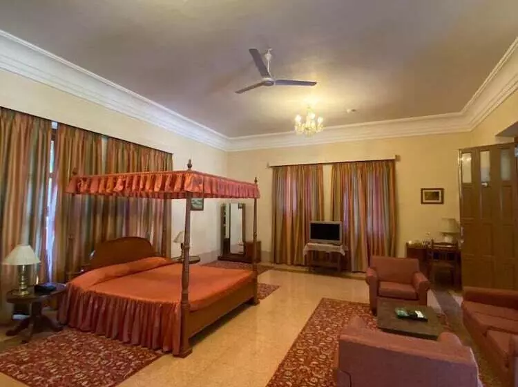 ホテル Nilambag Palace