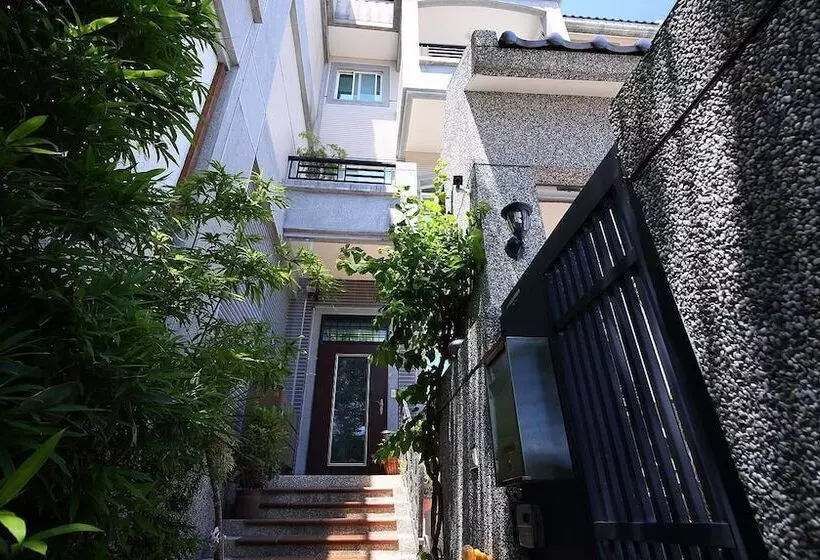 تختخواب و صبحانه Pine Sea And Flower Hostel