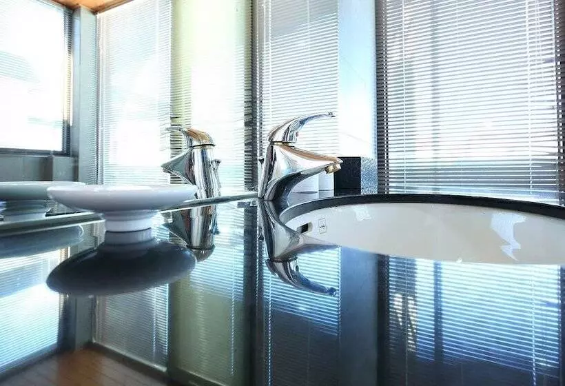 تختخواب و صبحانه Pine Sea And Flower Hostel