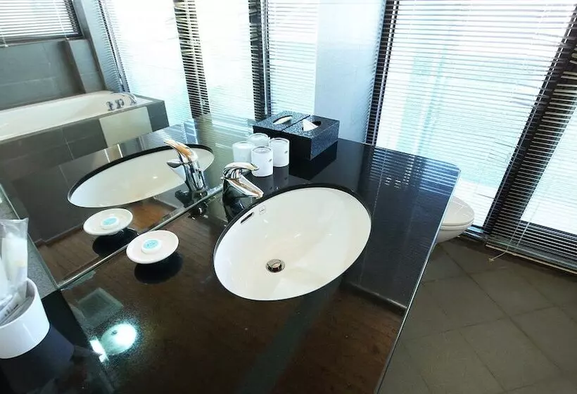 تختخواب و صبحانه Pine Sea And Flower Hostel